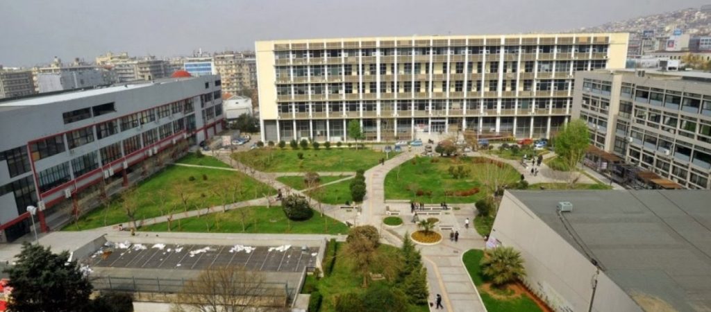 Ντροπιαστικές εικόνες στο ΑΠΘ: Έπεσε κομμάτι οροφής έξω από αίθουσα εν ώρα μαθήματος (φώτο)