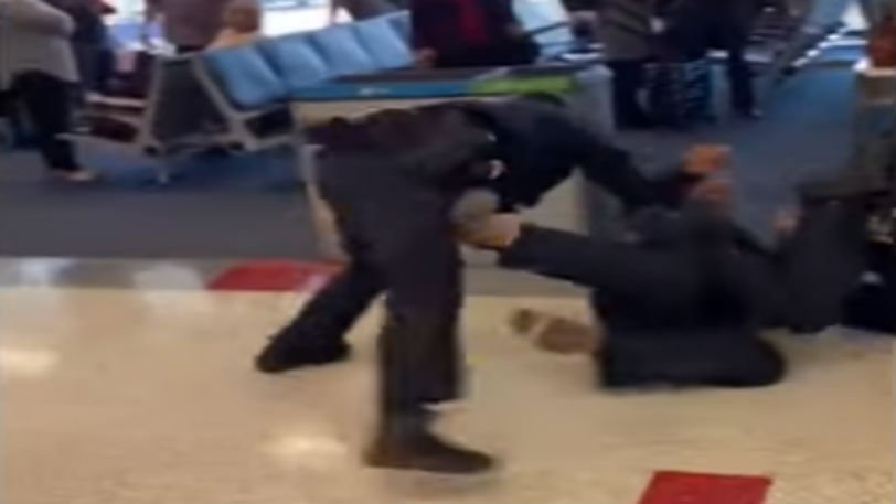 Δεν ήθελε να σβήσει το τσιγάρο του στο αεροδρόμιο και άρχισε να χτυπάει τους αστυνομικούς (βίντεο)