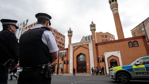 Άνδρας μαχαιρώθηκε σε τζαμί στο Λονδίνο – Δείτε τις πρώτες εικόνες (upd)
