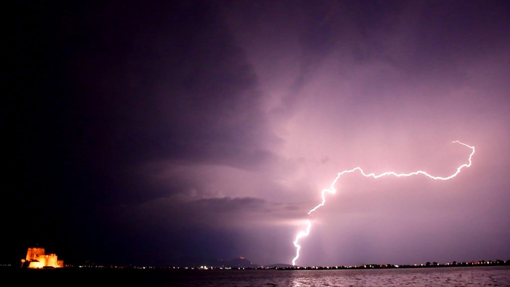 Τα θανατηφόρα χτυπήματα κεραυνών: Τα χιλιάδες βολτ που διαπερνούν το ανθρώπινο σώμα και ο κανόνας 30/30