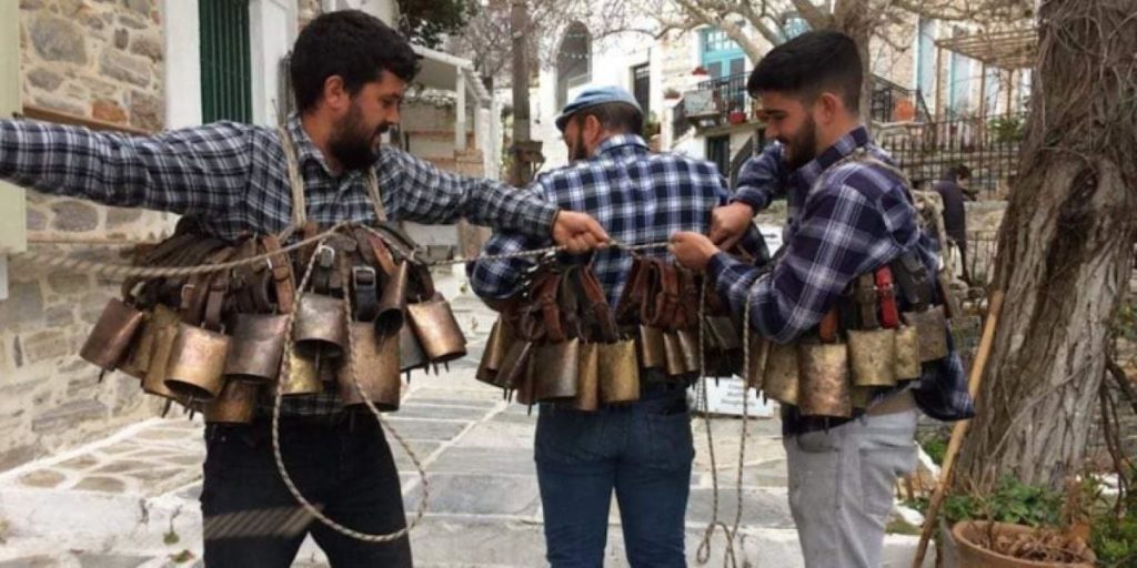 Τσικνοπέμπτη ανά την Ελλάδα: Στη Νάξο οι κουδουνάτοι ξόρκισαν το κακό (φώτο)