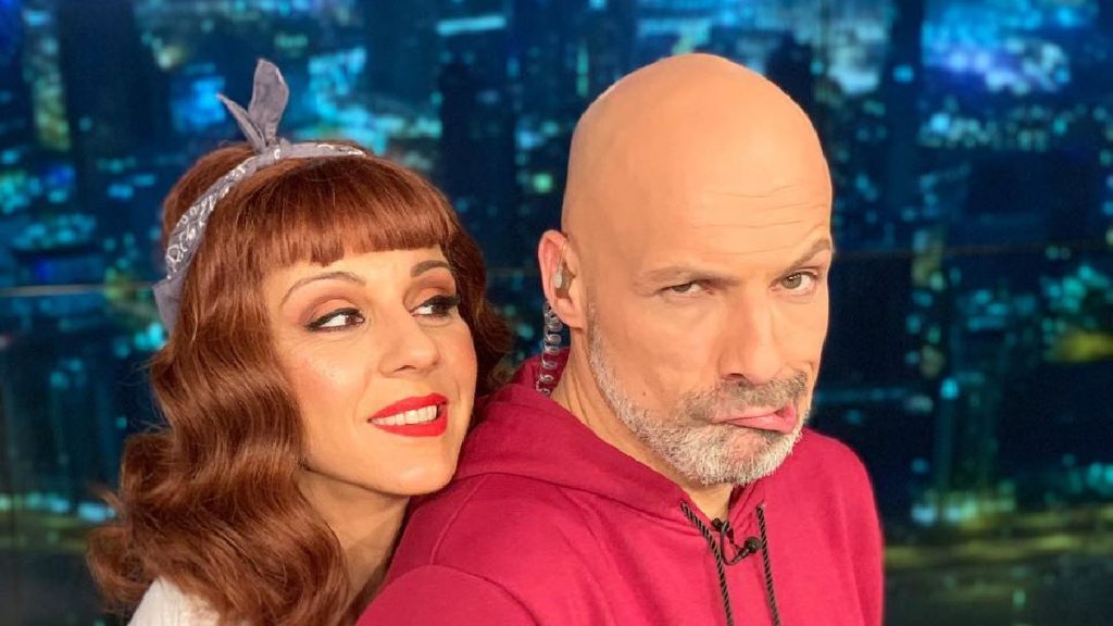 Επικός Νίκος Μουτσινάς ντυμένος «Χιονάτη» και η Βάνια «Νάνος» (βίντεο)