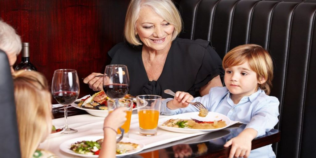 Η επιστήμη «μίλησε»: Οι παππούδες οφείλονται για το αυξημένο βάρος των παιδιών