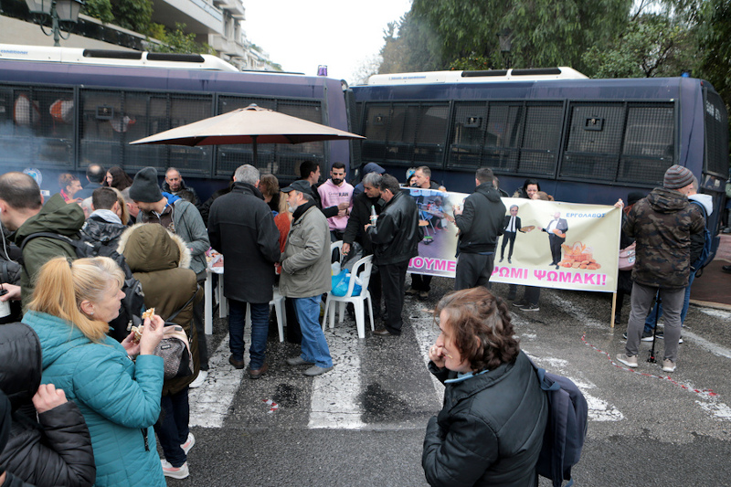Πρωτότυπη διαμαρτυρία για την ΠΟΕΔΗΝ: Έστησαν ψησταριές κοντά στο Μαξίμου (φωτο)