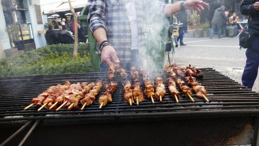 Τα έθιμα της Τσικνοπέμπτης σε διάφορα μέρη της Ελλάδας
