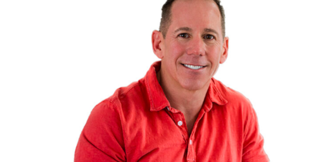 Παρουσιαστής προσφέρει 25.000 δολάρια σε όποιον του βρει… σύντροφο! (βίντεο)