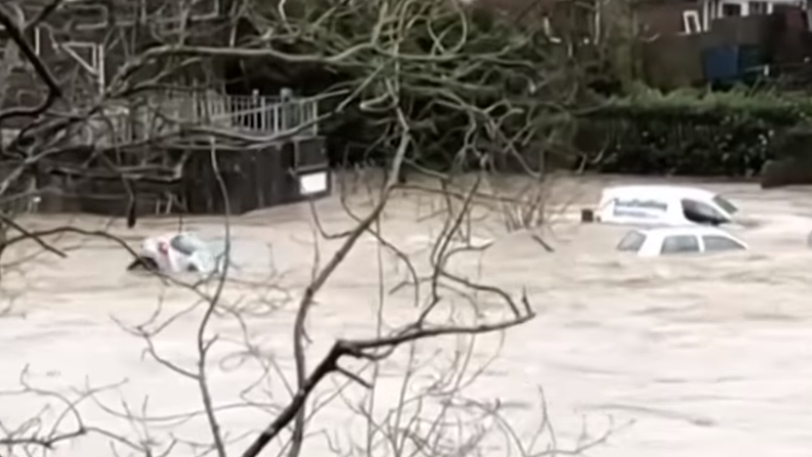 «Σώστε με σας παρακαλώ»: Γυναίκα ήταν 12 ώρες πάνω στην οροφή του βυθισμένου αυτοκινήτου της (βίντεο)