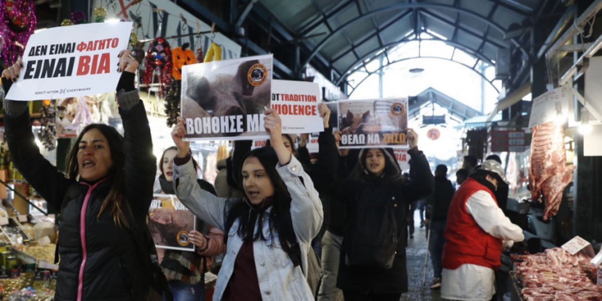 Θεσσαλονίκη: Παρέμβαση με πλακάτ και συνθήματα από vegetarian ακτιβιστές στον εορτασμό της Τσικνοπέμπτης (φώτο)