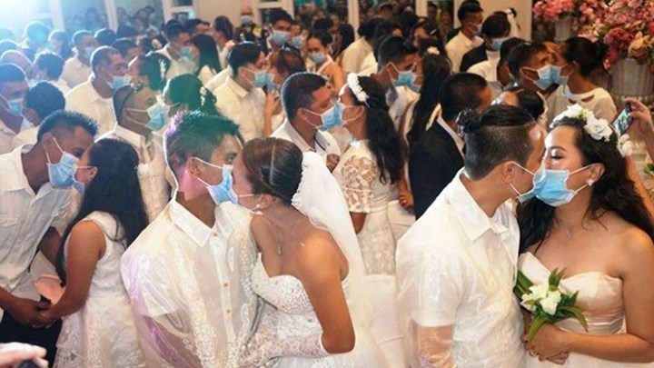 Κορωνοϊός-Φιλιππίνες: Γαμήλια φιλιά για 220 ζευγάρια κάτω από τις μάσκες (βίντεο)
