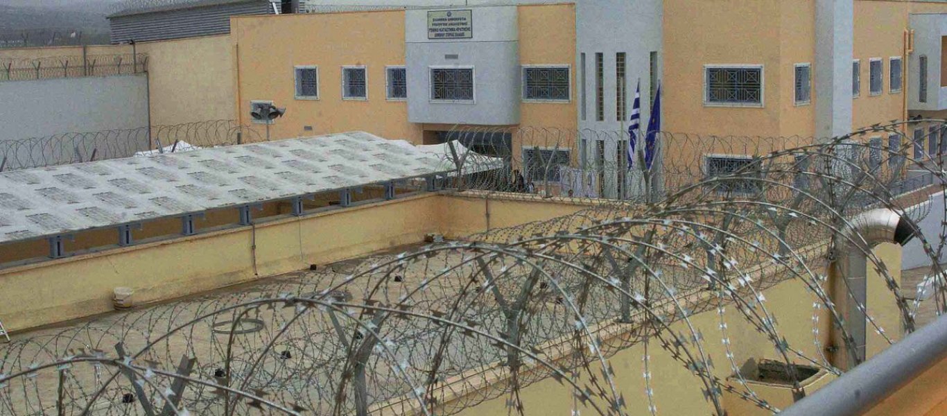 Φυλακές Δομοκού: Αλλοδαπός βαρυποινίτης παρίστανε τον θρήσκο για να περάσει κινητό μέσα σε εικόνα της Παναγίας