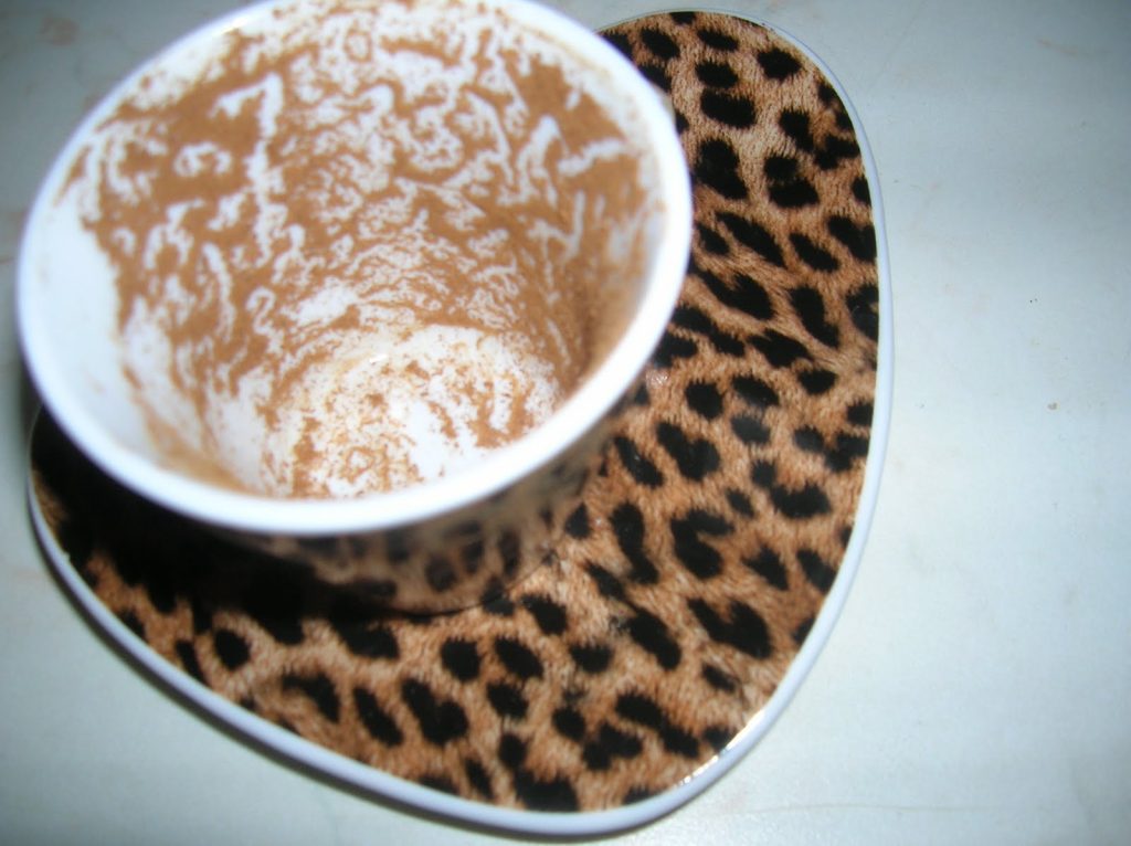 Κι όμως βρήκαμε τον τρόπο: Να πως μπορείτε να διαβάζετε την τύχη σας στα κατακάθια του καφέ