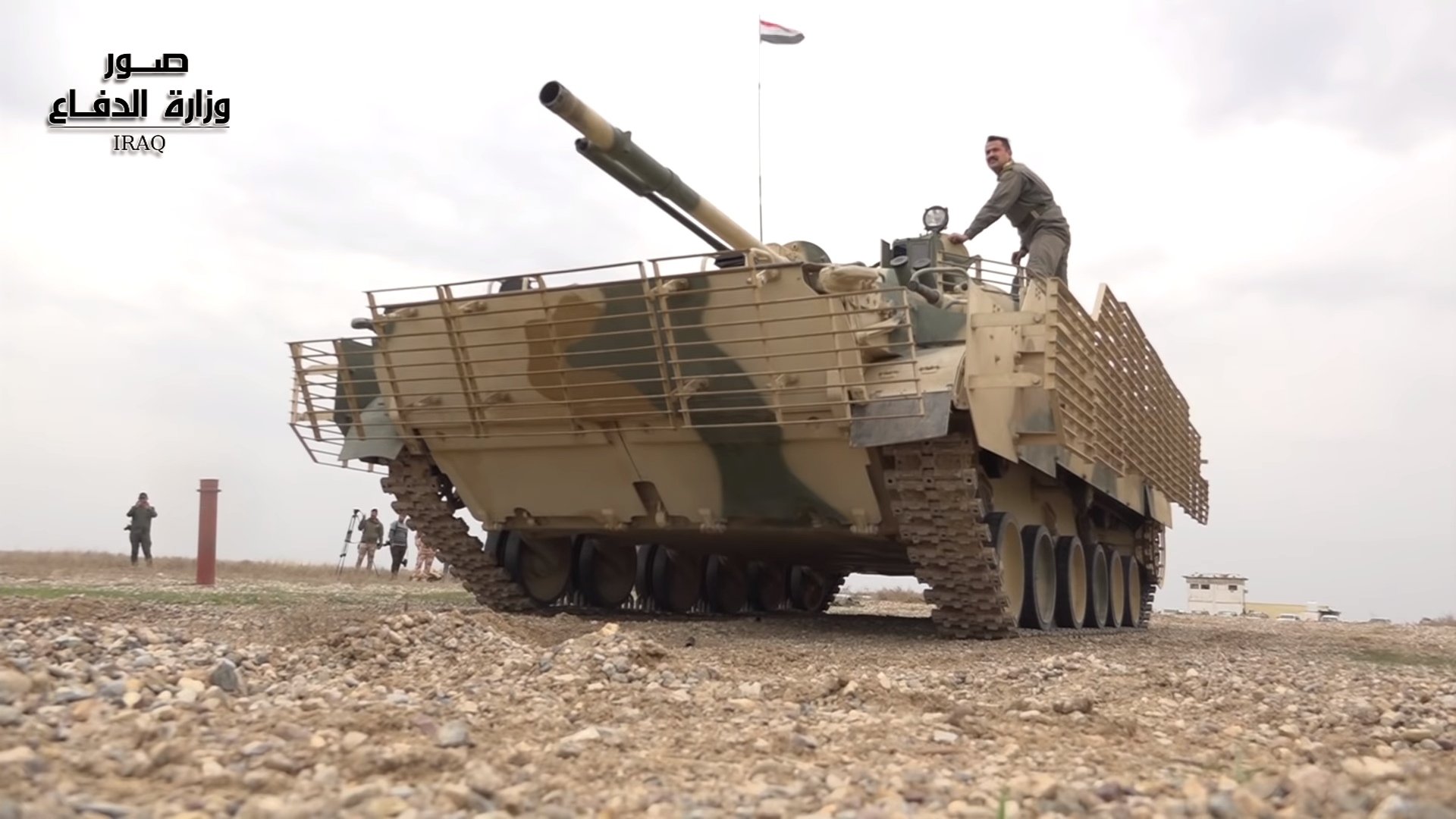 BMP-3 του ιρακινού Στρατού με ειδικές μεταλλικές γρίλιες για παθητική προστασία – Ευκαιρία και για τον ΕΣ
