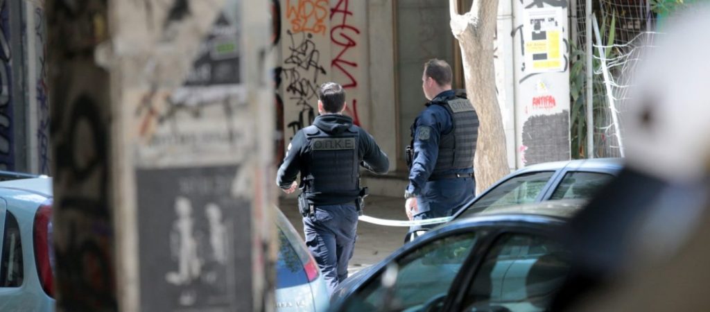 Εξάρχεια: Ένας αλλοδαπός συνελήφθη για παράνομο εμπόριο λαθραίων καπνικών προϊόντων