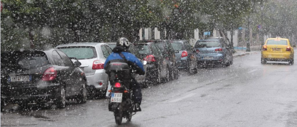 Καιρός: Απαραίτητη σήμερα η ομπρέλα – Ισχυρές καταιγίδες, κρύο και χιόνια στα ορεινά