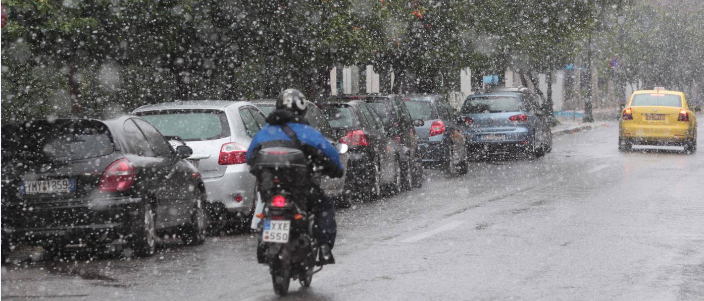 Καιρός: Απαραίτητη σήμερα η ομπρέλα – Ισχυρές καταιγίδες, κρύο και χιόνια στα ορεινά