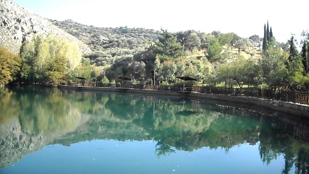 Από την Κίνα ως τα Εμιράτα: Γιατί όλος ο κόσμος θέλει νερό απ’ αυτό το χωριό της Κρήτης;