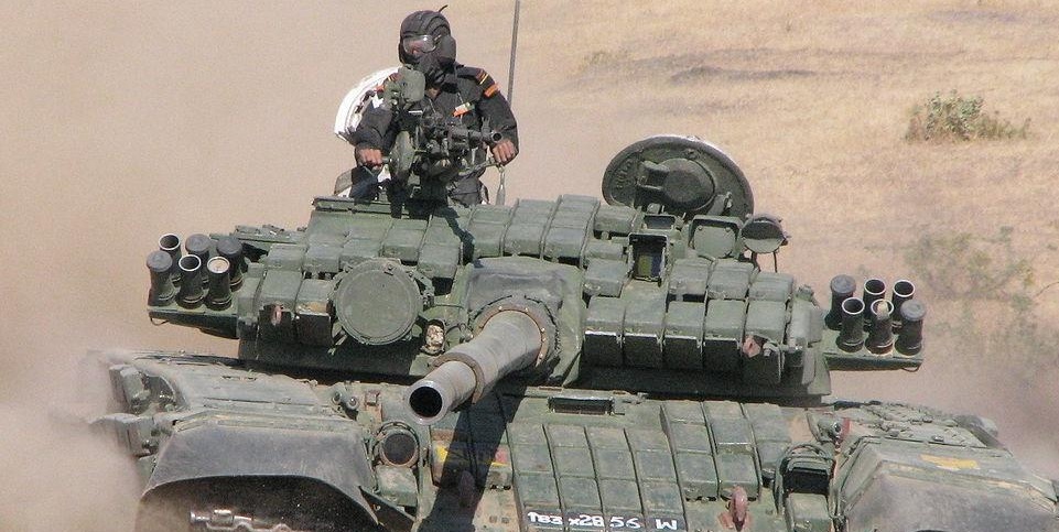 Ρωσικός Στρατός: Ομοβροντία βολών από άρματα μάχης T-72B (βίντεο)