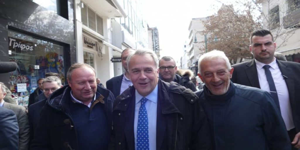 Λάρισα: Εξαγριωμένοι αγρότες εισέβαλαν στην ομιλία του Μάκη Βορίδη – «Σας καταγγέλλουμε ότι κρύβεστε» (βίντεο)