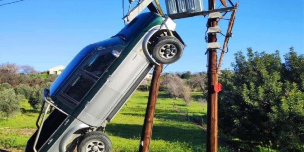 Απίστευτο ατύχημα στη Κύπρο: Αγροτικό κρεμάστηκε σε κολόνα ηλεκτροδότησης (φώτο)