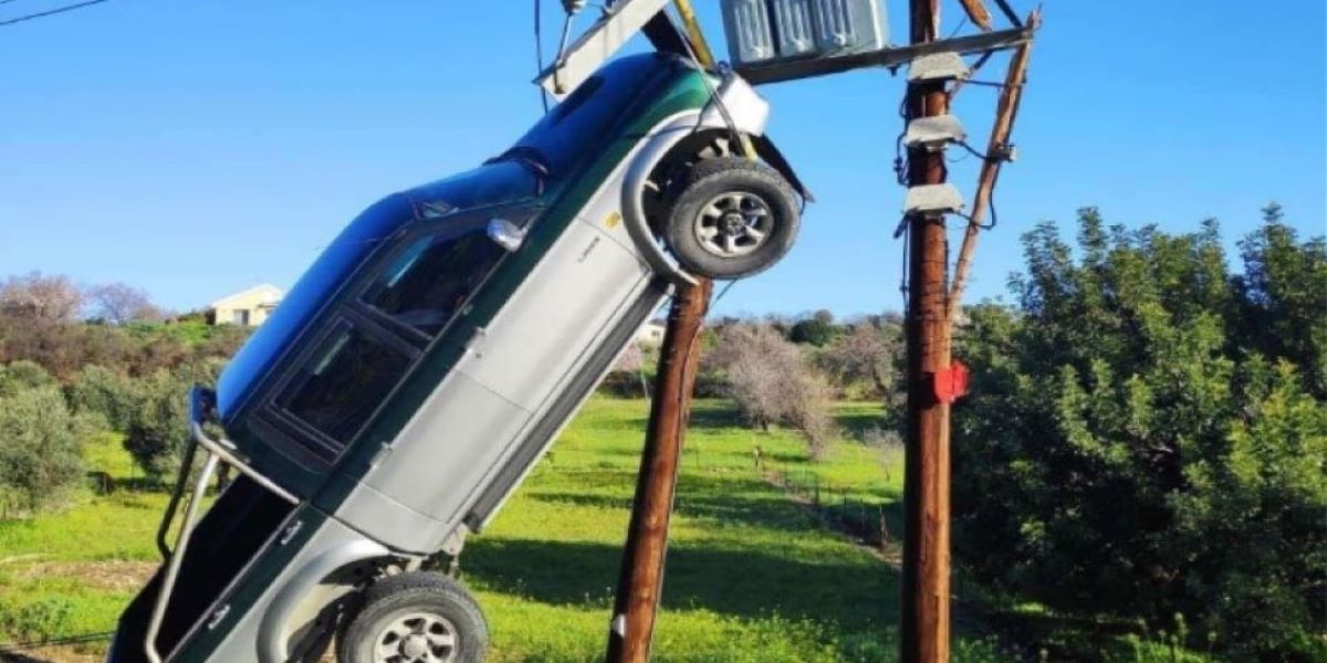 Απίστευτο ατύχημα στη Κύπρο: Αγροτικό κρεμάστηκε σε κολόνα ηλεκτροδότησης (φώτο)