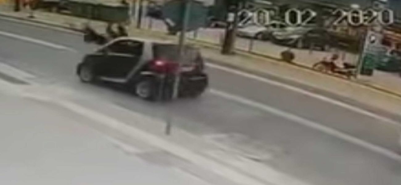 Σοκαριστικό βίντεο στο Ρέθυμνο: Αυτοκίνητο «εκτοξεύει» μητέρα και παιδί – Ευτυχώς δεν υπήρξαν θύματα