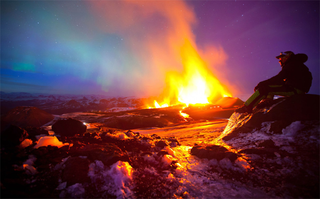 «Μαγικές» εικόνες: Έκρηξη ηφαιστείου με φόντο το Βόρειο Σέλας (φωτο)