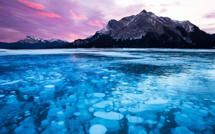 Τα 7 παράξενα φυσικά φαινόμενα του κόσμου μας – Ροζ λίμνες, «ματωμένοι» καταρράκτες και πέτρες που «περπατούν»