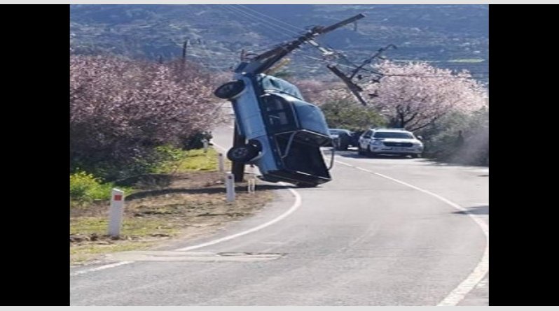 Κύπρος: Αυτοκίνητο «σκαρφάλωσε» σε στύλο και άφησε τέσσερα χωριά χωρίς ρεύμα (φώτο)