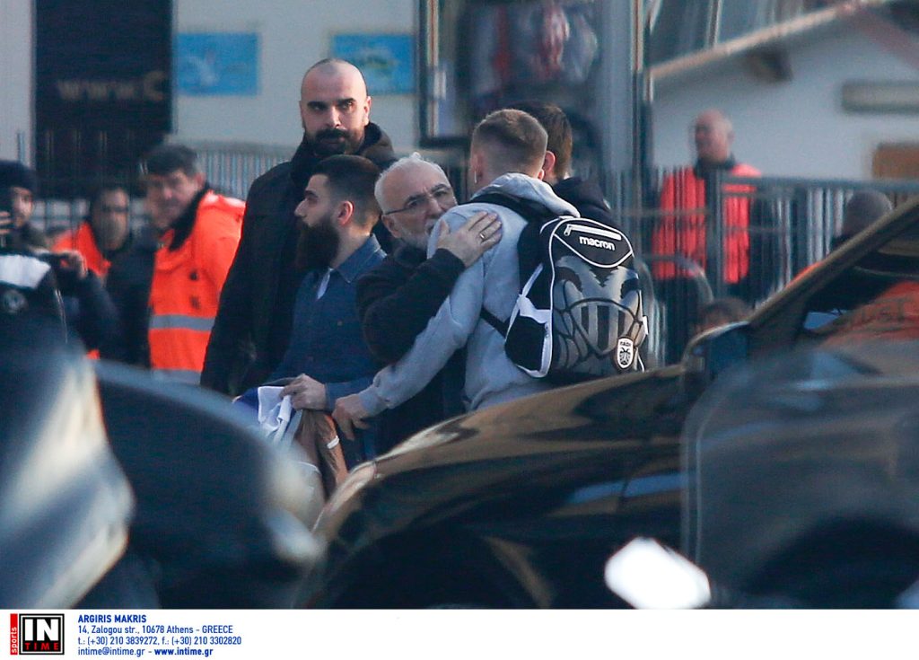 Αποθέωση για τους παίκτες του ΠΑΟΚ στο «Μακεδονία Παλλάς» – Η αγκαλιά του Ι. Σαββίδη (βίντεο)