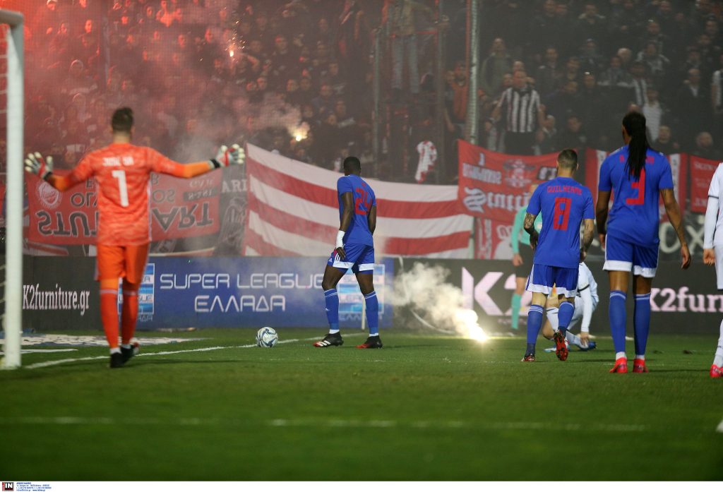 Ακόμα δεν ξεκίνησε: Διακοπή στο 7′ λόγω καπνογόνων στο ΠΑΟΚ-Ολυμπιακός