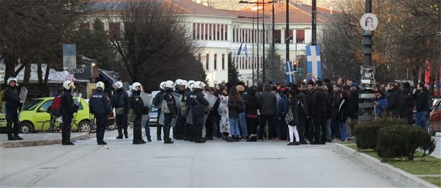 Πορεία διαμαρτυρίας στα Ιωάννινα την ώρα της εκδήλωσης του κινήματος «Αφήστε με να ζήσω»