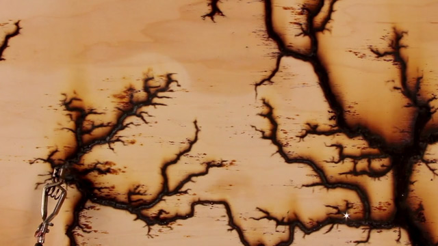 Εντυπωσιακό: Τι συμβαίνει όταν 15.000 βολτ διαπερνούν το ξύλο; (βίντεο)