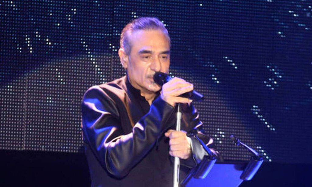 Νότης Σφακιανάκης μετά τη λιποθυμία του στη σκηνή: «Έφαγα κοκορέτσι 40 λεπτά πριν που να βρω αναπνοή;» (βίντεο)