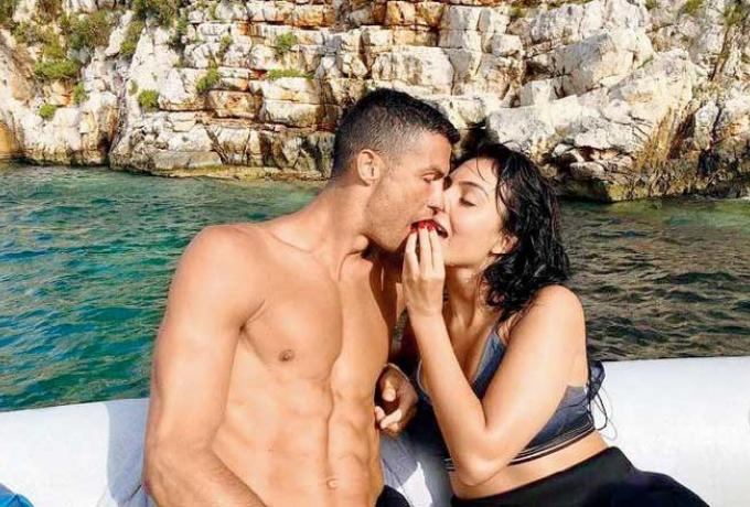 «Πιπεράτες» αποκαλύψεις από τη σύντροφο του Κριστιάνο: «Αυτό τον αναστατώνει στο κρεβάτι»