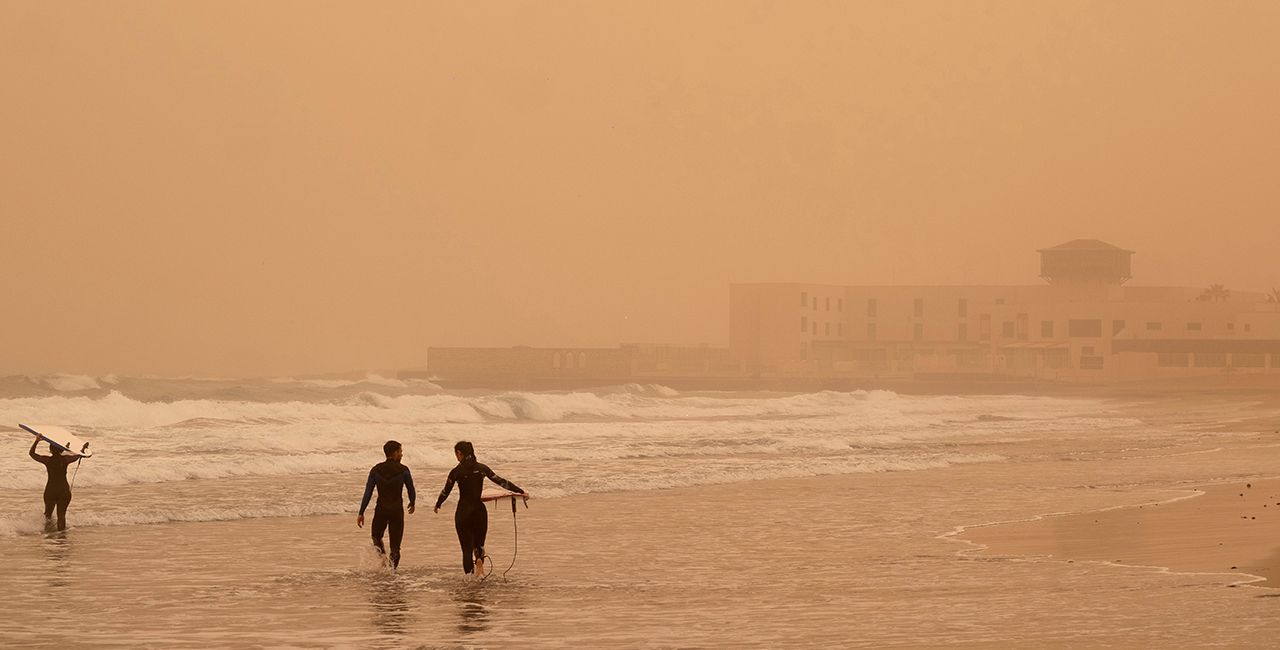 Κανάρια Νησιά: «Κόκκινος» ο ουρανός από την αφρικανική σκόνη – Η πιο ισχυρή μεταφορά σκόνης από το 2002 (βίντεο-φωτο)