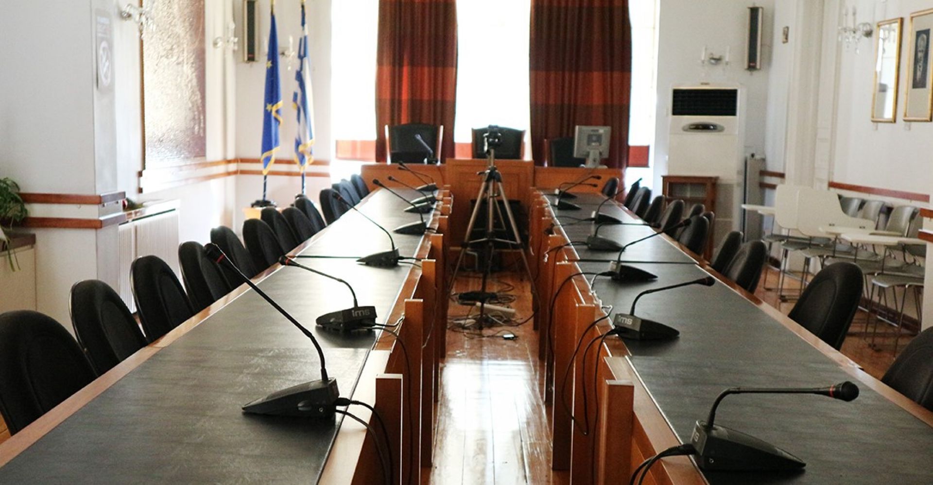 Αδερφός υπουργού του ΣΥΡΙΖΑ πιάστηκε «στα πράσα» να καπνίζει στο δημοτικό συμβούλιο (βίντεο)