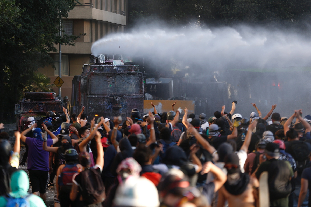 Χιλή: Βίαια επεισόδια ανάμεσα σε διαδηλωτές και αστυνομία στην είσοδο του φεστιβάλ τραγουδιού