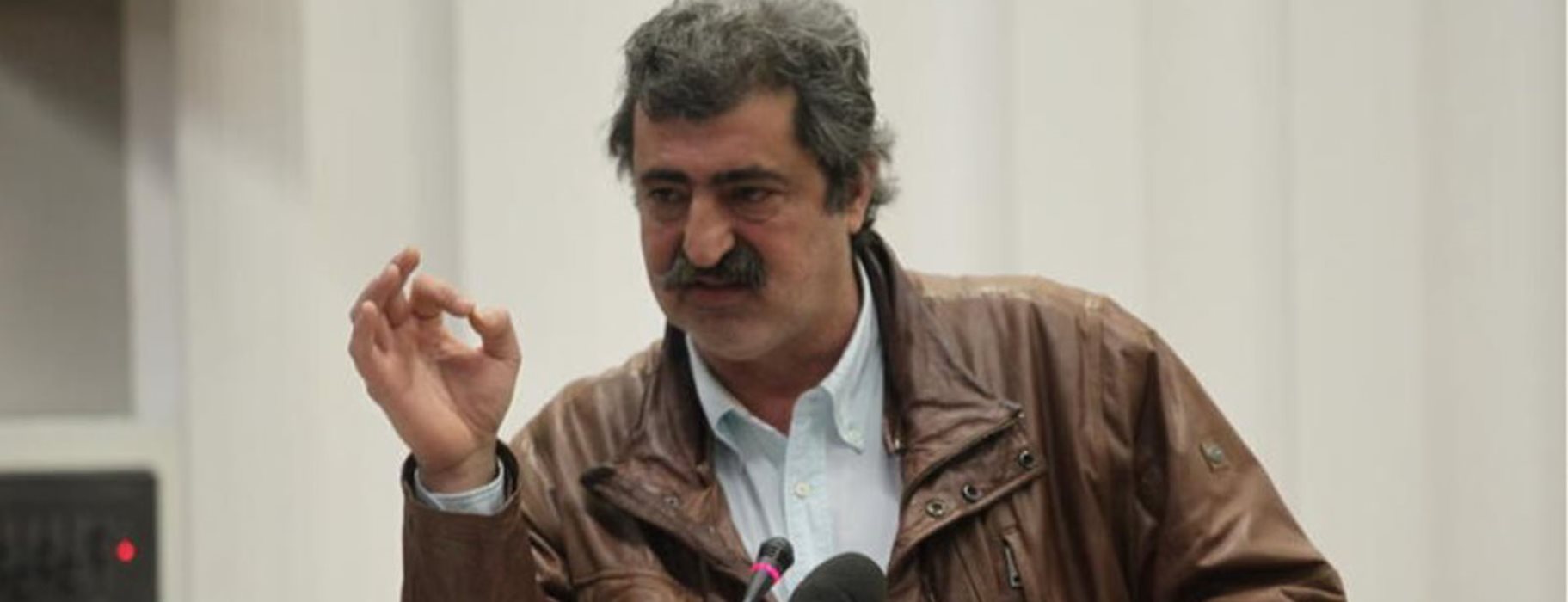 O Π.Πολάκης σκέφτεται να κόψει το τσιγάρο λόγω… προστίμων