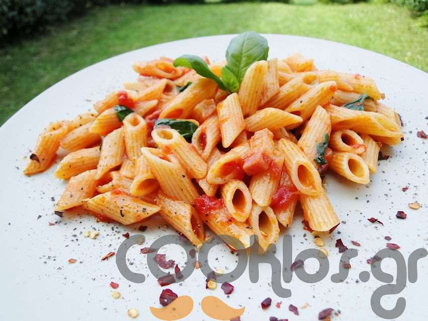 Η συνταγή της ημέρας: Πένες με σάλτσα αματριτσιάνα