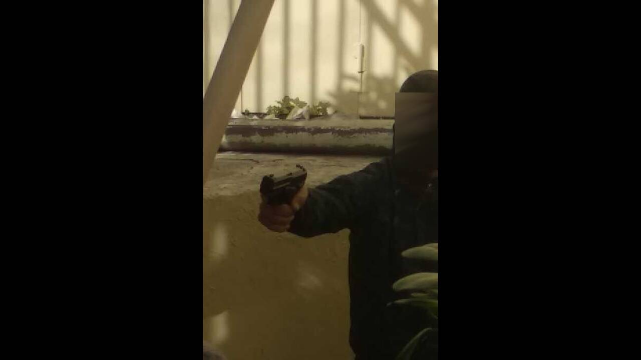 ΑΣΟΕΕ: Νέο βίντεο από τον αστυνομικό που τράβηξε όπλο έπειτα από την επίθεση που δέχθηκε