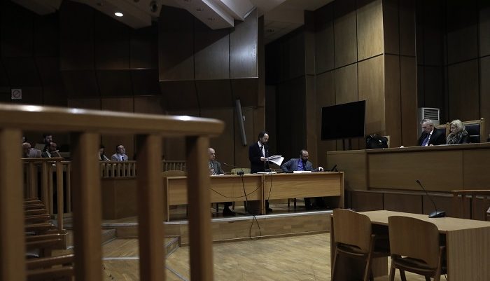«Πόσο κοστίζει μια σφαίρα;»: Ο ένορκος που τίναξε στον αέρα τη δίκη του Έλληνα «Αλ Καπόνε» (φωτο)