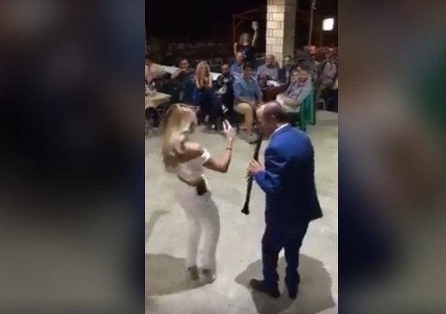 Τους τρέλανε όλους το τσιφτετέλι της ξανθιάς κυρίας (βίντεο)