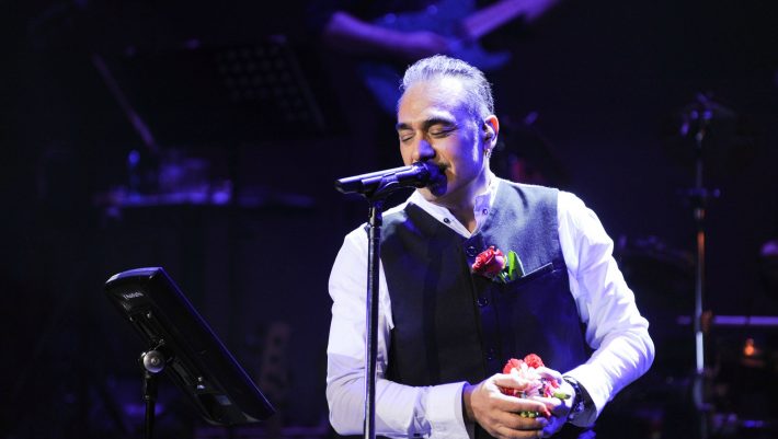 Πήρε τα μέτρα του: Έτσι θα εμφανίζεται στη σκηνή ο Σφακιανάκης για να μην ξαναπέσει (φωτο)