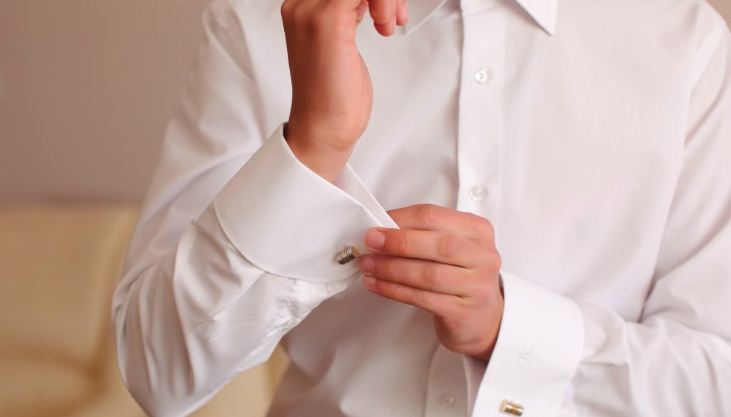 Ο εύκολος και γρήγορος τρόπος να εξαφανίσετε τους λεκέδες από ιδρώτα από τα λευκά πουκάμισα