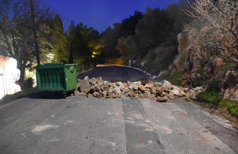 Εξέγερση των πολιτών στο Βροντάδο Χίου: Κτυπούν οι καμπάνες – Οι ιερείς καλούν σε αντίσταση – Τα πρώτα θύματα