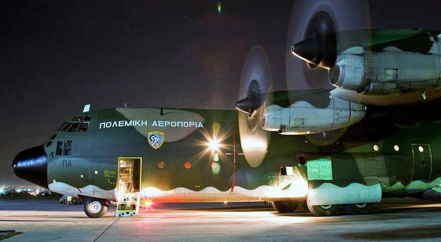 Αεροσκάφος C-130 της ΠΑ μετέφερε εσπευσμένα στην Λέσβο 4 διμοιρίες ΜΑΤ – Εκτός ελέγχου η κατάσταση