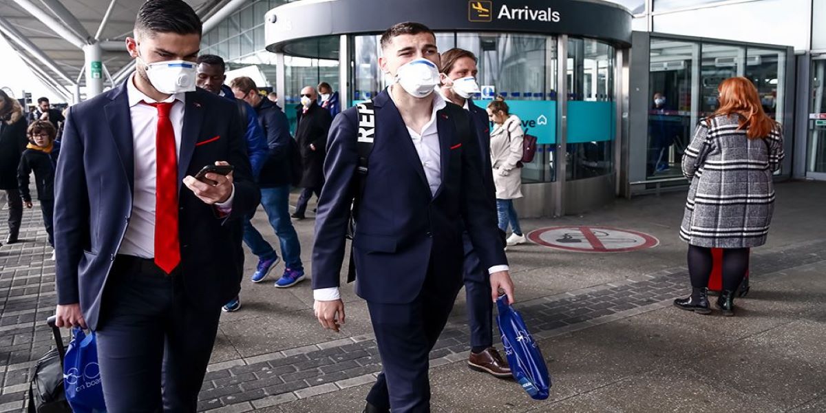 Ο κορωνοϊός τρόμαξε και τους παίκτες του Ολυμπιακού: Με ιατρικές μάσκες στο Λονδίνο για τη ρεβάνς με την Άρσεναλ