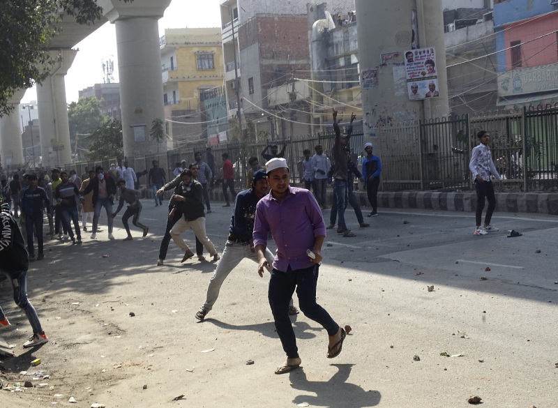«Βράζει» το Νέο Δελχί – Τουλάχιστον 20 άτομα τραυματίστηκαν στα επεισόδια για το νόμο της ιθαγένειας (φώτο)