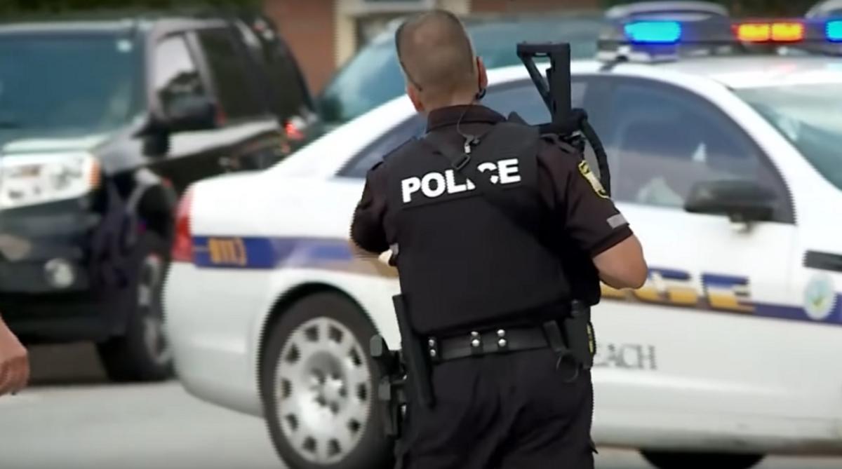 Αστυνομικός στις ΗΠΑ περνά χειροπέδες σε 6χρονο κορίτσι –  «Βοηθήστε με, βοηθήστε με σας παρακαλώ» (βίντεο)