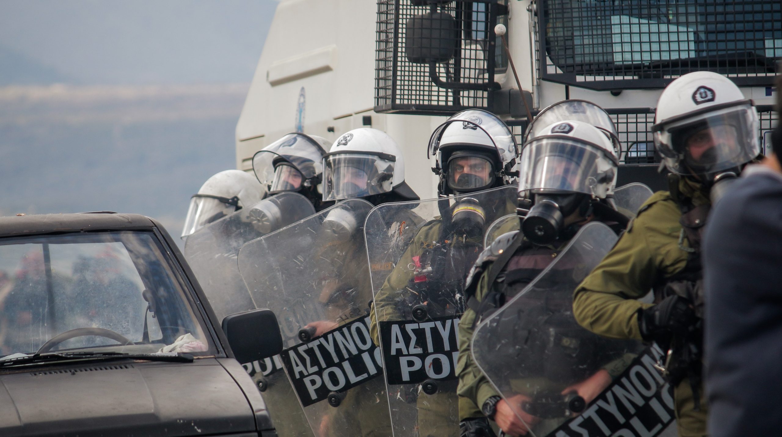 Σε άτακτη υποχώρηση η κυβέρνηση: Αποσύρουν τα ΜΑΤ από Χίο και Λέσβο